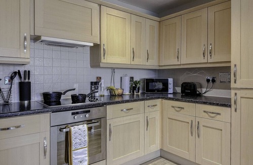 Hatfield Apartment | Contractor Stay Hatfield | Free Parking | Sleeps 4