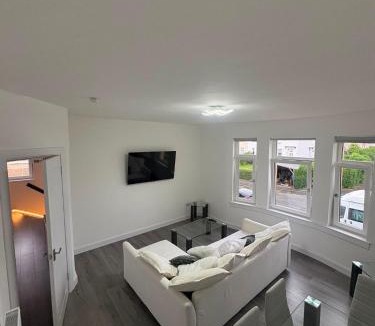 North Glasgow Apartment | CONTRACTOR STAYS WELCOME newly refurbished 2 bedroom apartment sleeps 5 with free SECURE parking and WiFi Fully Fitted Kitchen with Washer Dryer Weekly bedding change and hoover Long Term Stay Rate available 3 miles from City Centre