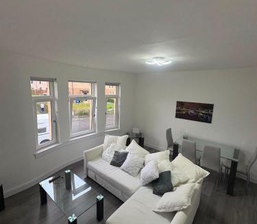 North Glasgow Apartment | CONTRACTOR STAYS WELCOME newly refurbished 2 bedroom apartment sleeps 5 with free SECURE parking and WiFi Fully Fitted Kitchen with Washer Dryer Weekly bedding change and hoover Long Term Stay Rate available 3 miles from City Centre