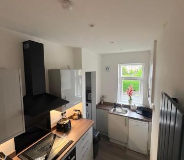North Glasgow Apartment | CONTRACTOR STAYS WELCOME newly refurbished 2 bedroom apartment sleeps 5 with free SECURE parking and WiFi Fully Fitted Kitchen with Washer Dryer Weekly bedding change and hoover Long Term Stay Rate available 3 miles from City Centre