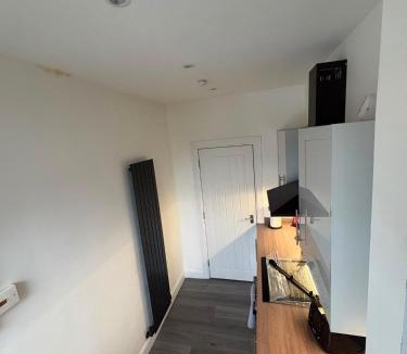 North Glasgow Apartment | CONTRACTOR STAYS WELCOME newly refurbished 2 bedroom apartment sleeps 5 with free SECURE parking and WiFi Fully Fitted Kitchen with Washer Dryer Weekly bedding change and hoover Long Term Stay Rate available 3 miles from City Centre