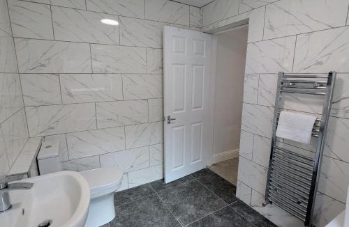 Wolverhampton Apartment | Contractors 4BR Home, Newly Refurb, Nr Centre