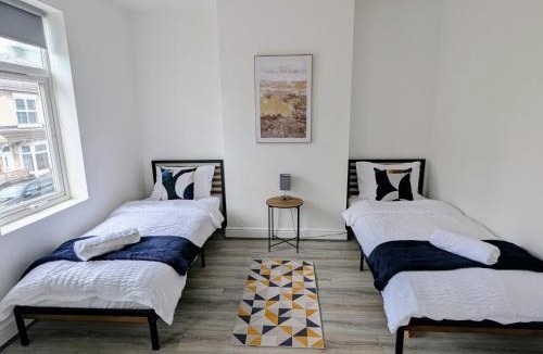 Wolverhampton Apartment | Contractors 4BR Home, Newly Refurb, Nr Centre