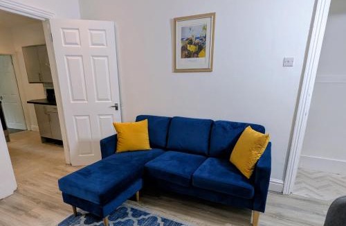 Wolverhampton Apartment | Contractors 4BR Home, Newly Refurb, Nr Centre