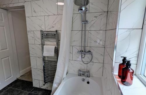 Wolverhampton Apartment | Contractors 4BR Home, Newly Refurb, Nr Centre