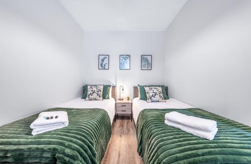 Potters Bar Apartment | Contractors Welcome - 2 Bed Potters Bar - Free Parking - Direct London