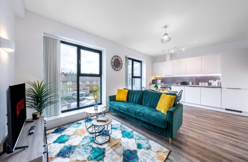 Potters Bar Apartment | Contractors Welcome - 2 Bed Potters Bar - Free Parking - Direct London