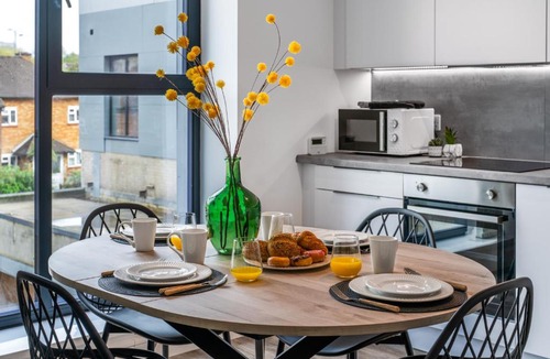 Potters Bar Apartment | Contractors Welcome - 2 Bed Potters Bar - Free Parking - Direct London