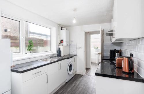 Grimsby House | Convenient 4 Bedroom Home in Central Grimsby