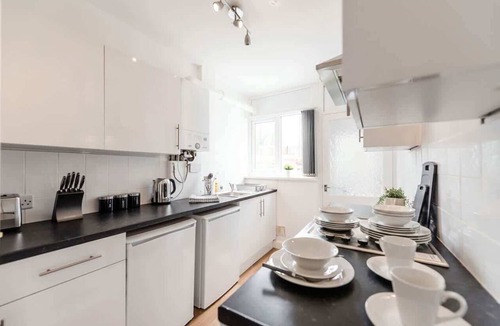 Doncaster House | Convenient Budget Room in Shared House w Kitchen