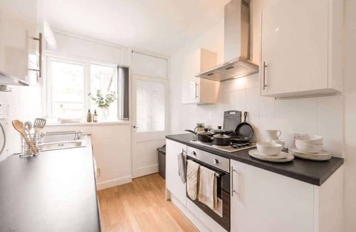 Doncaster House | Convenient Budget Room in Shared House w Kitchen
