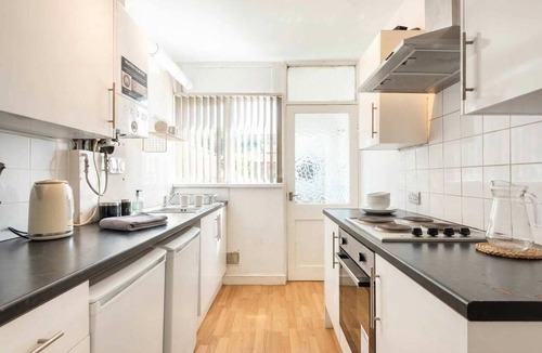 Doncaster House | Convenient Budget Room in Shared House w Kitchen