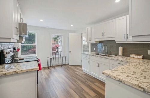Old Town Historic District Apartment | Coolest vibes, best location in NOTL!