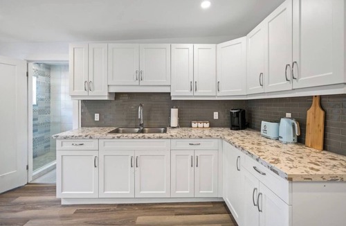 Old Town Historic District Apartment | Coolest vibes, best location in NOTL!