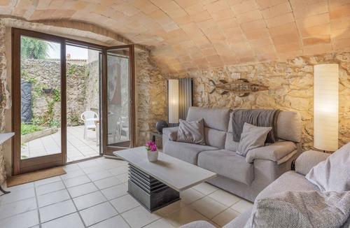 Bellcaire d'Emporda Apartment | Costa Brava Can Chris Apartment with Private Garden and Wi-Fi