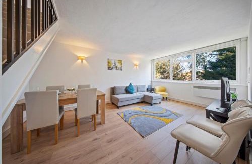 Hainault Apartment | Cosy 2 Bed Chigwell Flat with Free Parking