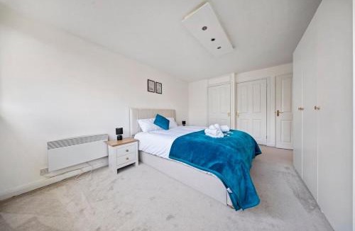 Hainault Apartment | Cosy 2 Bed Chigwell Flat with Free Parking