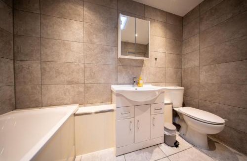 Hainault Apartment | Cosy 2 Bed Chigwell Flat with Free Parking