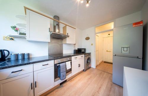 Hainault Apartment | Cosy 2 Bed Chigwell Flat with Free Parking