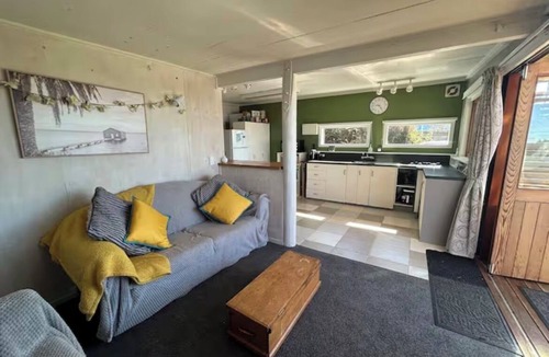 Karitane Cottage | Cosy 2bedroom kiwiana bach on the edge of the estuary