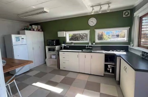 Karitane Cottage | Cosy 2bedroom kiwiana bach on the edge of the estuary