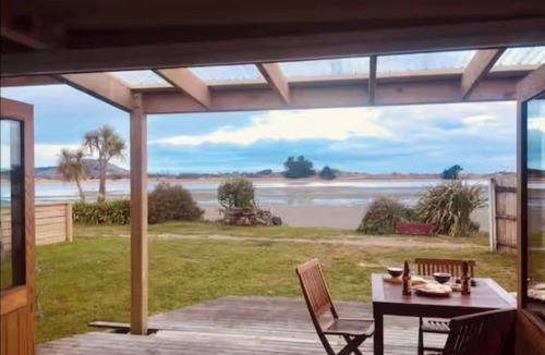 Karitane Cottage | Cosy 2bedroom kiwiana bach on the edge of the estuary