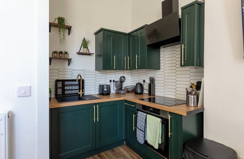 Glasgow House | Cosy 3 bedroom Home In Glasgow City with Free Parking
