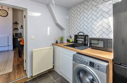 Glasgow House | Cosy 3 bedroom Home In Glasgow City with Free Parking