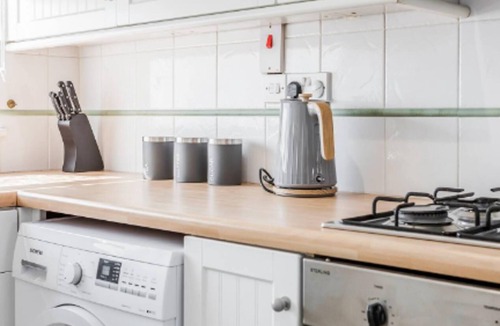 Tilbury House | Cosy 3 Bedroom Home With Wifi, Parking & Garden