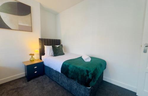 Scunthorpe House | Cosy 4 Bedroom Home Sleeps 6 with on site Parking
