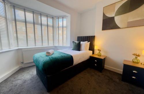 Scunthorpe House | Cosy 4 Bedroom Home Sleeps 6 with on site Parking