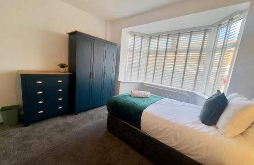 Scunthorpe House | Cosy 4 Bedroom Home Sleeps 6 with on site Parking