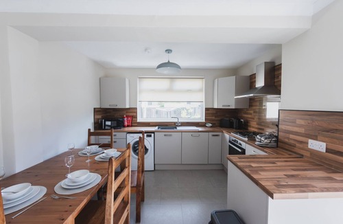 Johnstone House | Cosy 4 Bedroom in Johnstone