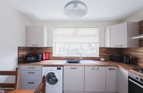Johnstone House | Cosy 4 Bedroom in Johnstone