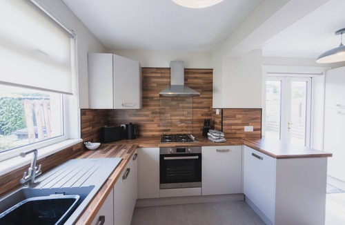 Johnstone House | Cosy 4 Bedroom in Johnstone