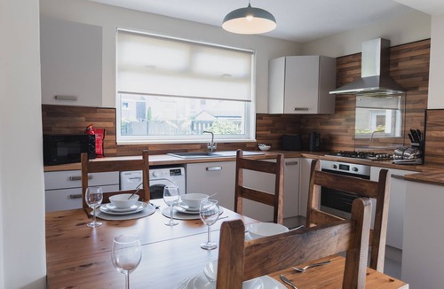 Johnstone House | Cosy 4 Bedroom in Johnstone