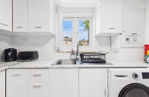 Wood Green Apartment | Cosy 4BR Home | Parking | Piccadilly | Sleeps 9