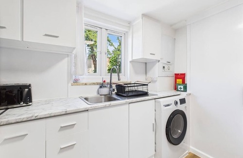 Wood Green Apartment | Cosy 4BR Home | Parking | Piccadilly | Sleeps 9