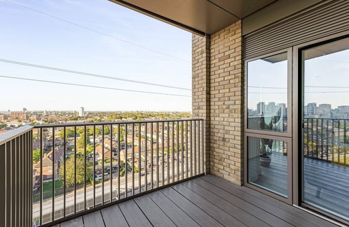 Custom House Apartment | Cosy and Comfy Flat in London Docklands