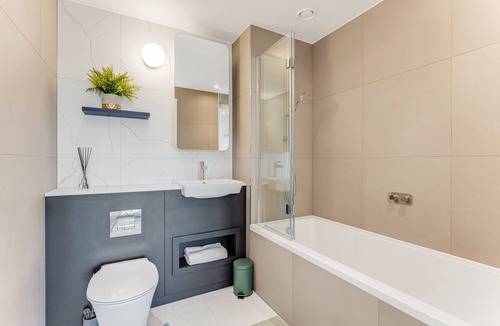 Custom House Apartment | Cosy and Comfy Flat in London Docklands