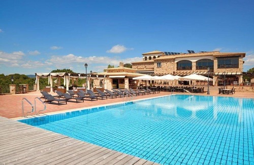 Castell-Platja d'Aro Apartment | Cosy apartment for 4 people with WIFI, pool, TV and terrace