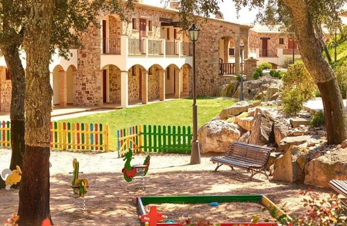 Castell-Platja d'Aro Apartment | Cosy apartment for 4 people with WIFI, pool, TV and terrace