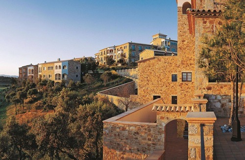 Castell-Platja d'Aro Apartment | Cosy apartment for 4 people with WIFI, pool, TV and terrace