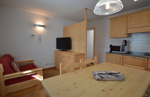 Raveo Apartment | Cosy apartment for 2 guests with WIFI, TV, patio and pets allowed