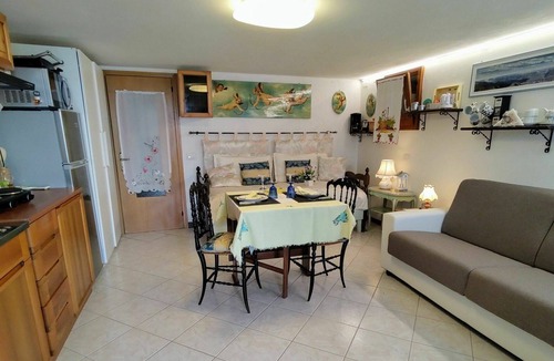 Peglio Apartment | Cosy apartment for 3 people with WIFI, TV, patio and pets allowed