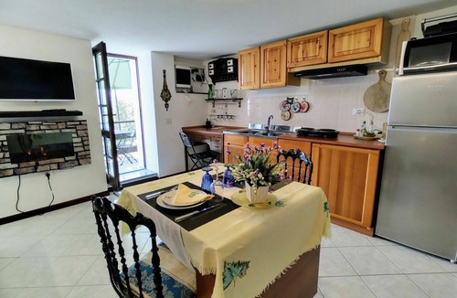 Peglio Apartment | Cosy apartment for 3 people with WIFI, TV, patio and pets allowed