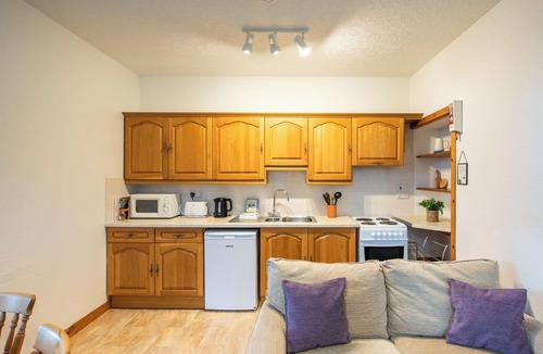 Glen Urquhart Apartment | Cosy apartment for 4 guests with WIFI, TV, patio and panoramic view