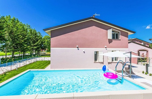 Cecina Apartment | Cosy apartment for 7 people with private pool, WIFI, A/C, TV, terrace and pets allowed