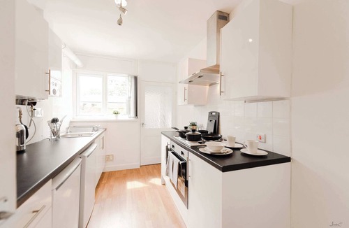 Doncaster House | Cosy Budget Room in Doncaster House With Kitchen
