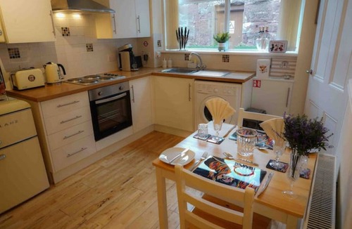 Murthly Cottage | Cosy, central, super king bed, free parking, dog friendly